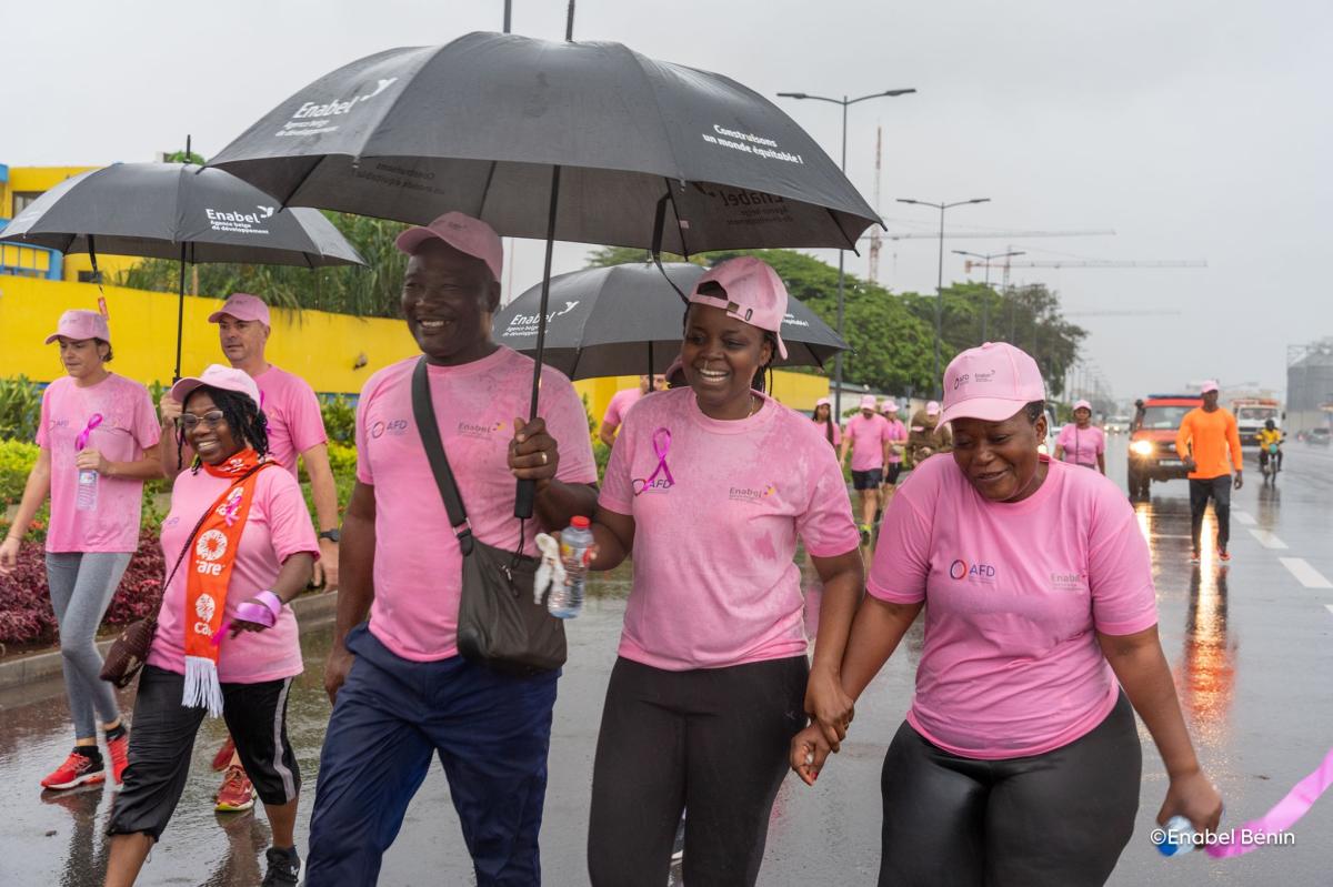 Au Bénin, nos équipes accompagnées de nos partenaires de la Team Europe, ont participé à la « Marche Rose » pour soutenir la sensibilisation aux cancers féminins