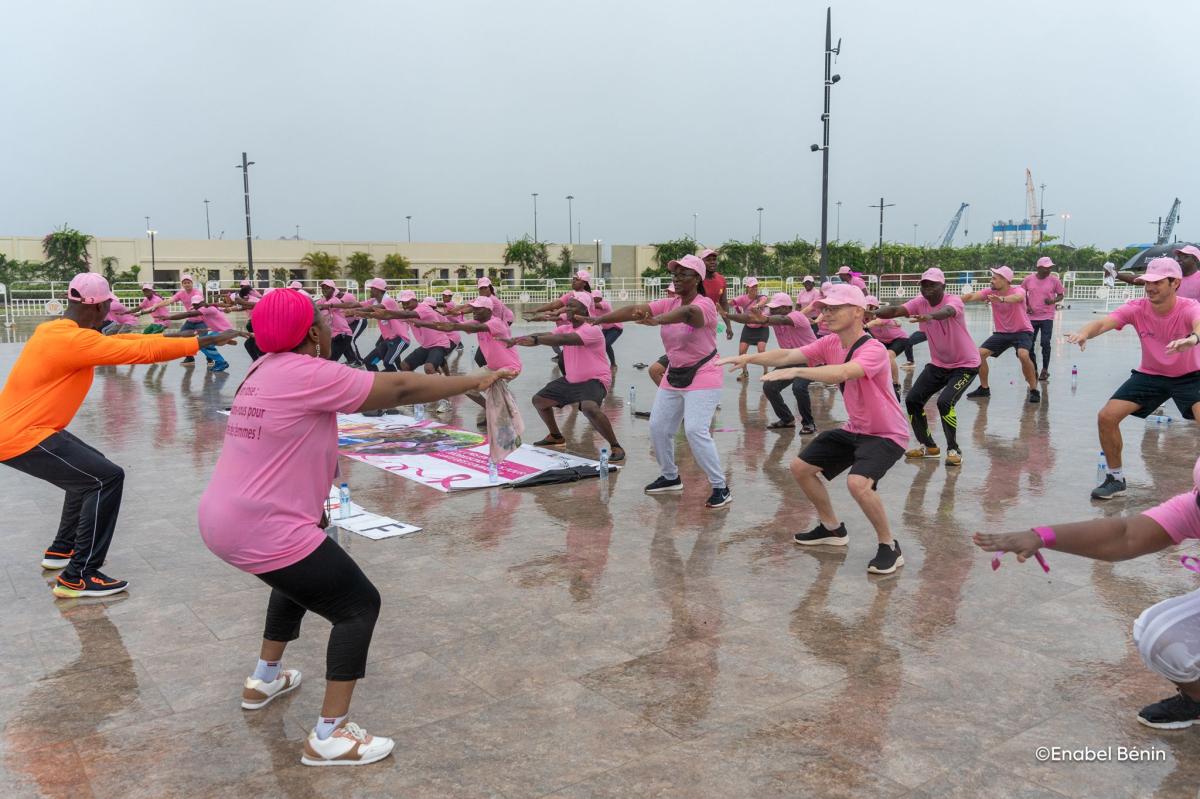 Au Bénin, nos équipes accompagnées de nos partenaires de la Team Europe, ont participé à la « Marche Rose » pour soutenir la sensibilisation aux cancers féminins
