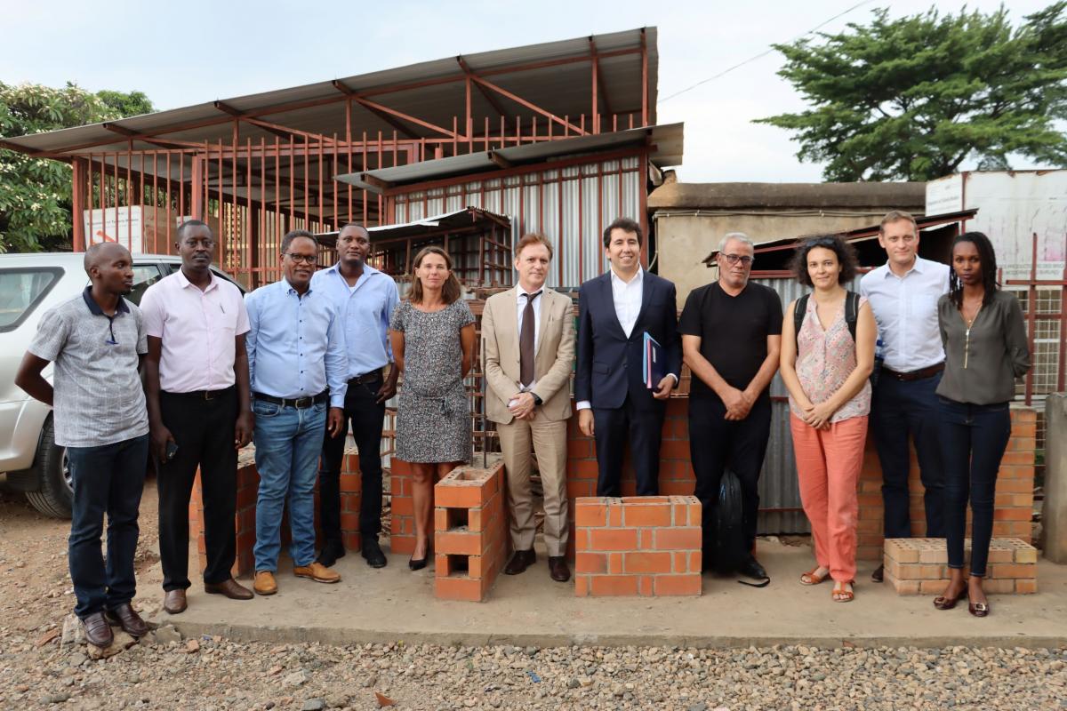 Au Burundi, Enabel s’implique avec l’organisation suisse Skat pour une architecture durable utilisant la brique moderne « smart » 