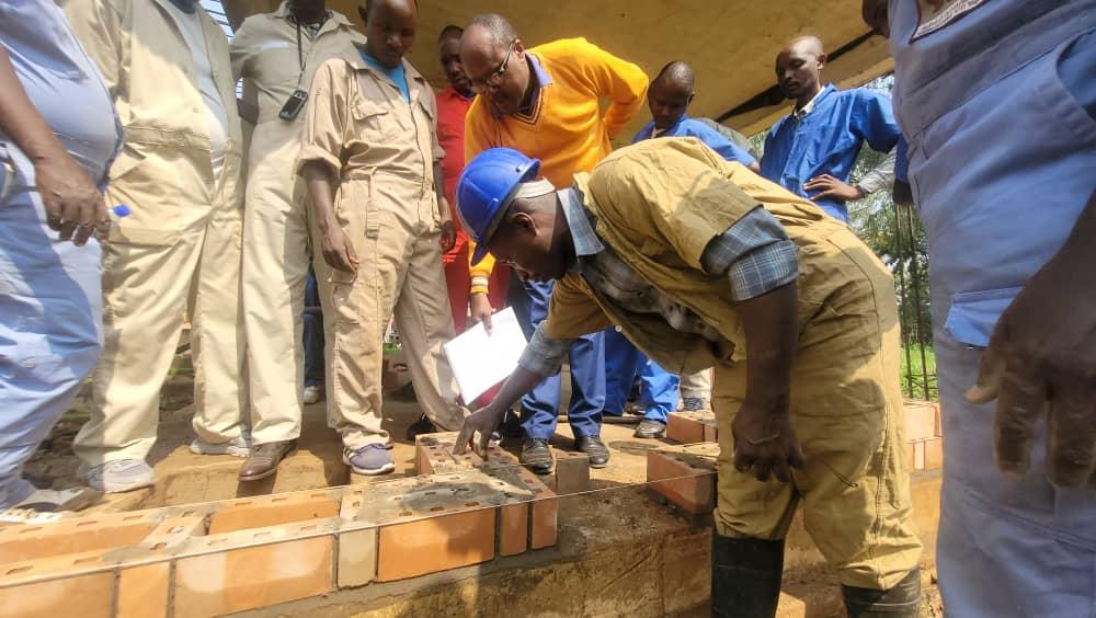 Burundi : Enabel et Skat, ensemble pour la promotion d’une brique innovante dans la filière maçonnerie 