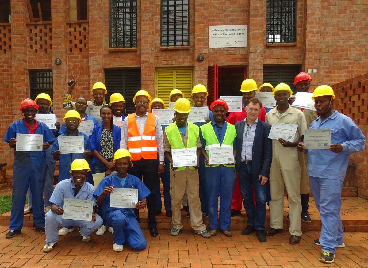 Burundi : Enabel et Skat, ensemble pour la promotion d’une brique innovante dans la filière maçonnerie 