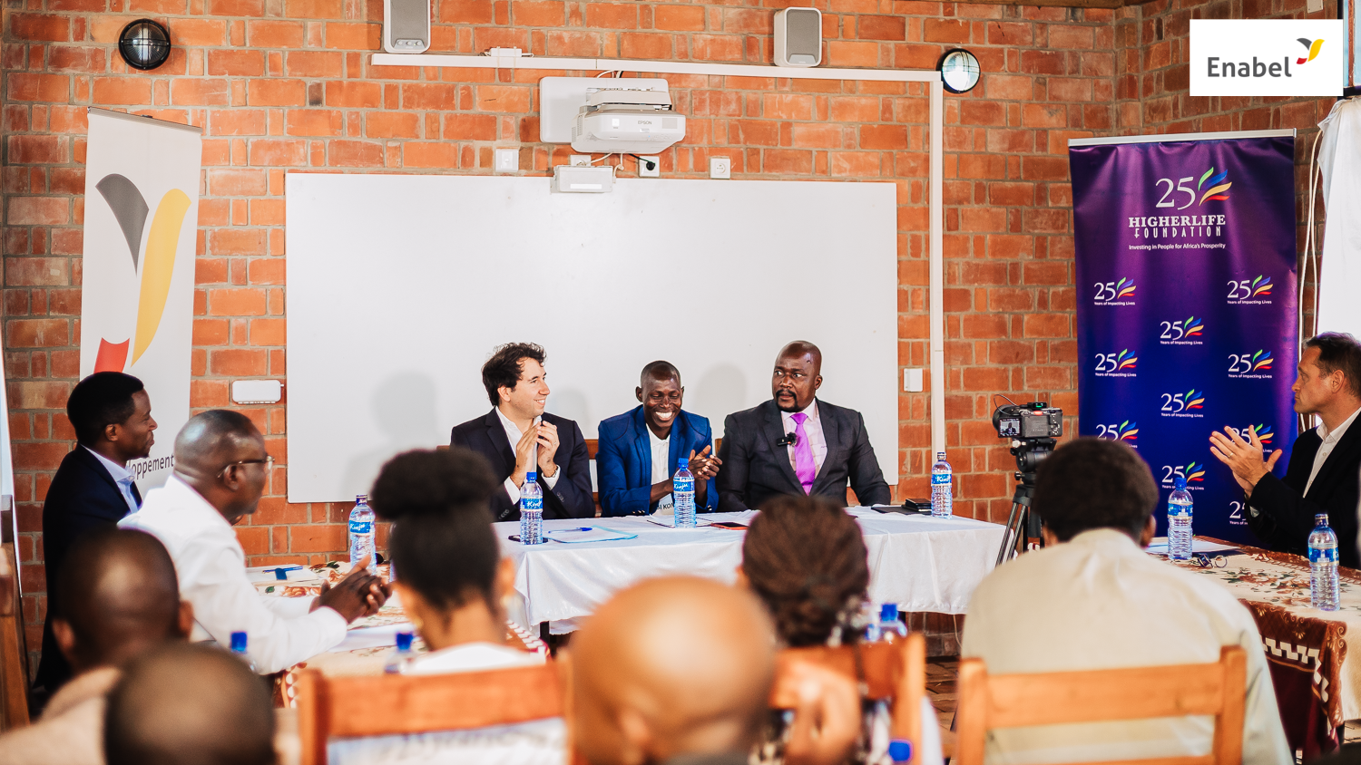 Burundi : Enabel et HigherLife Foundation travaillent ensemble pour promouvoir le numérique dans les enseignements