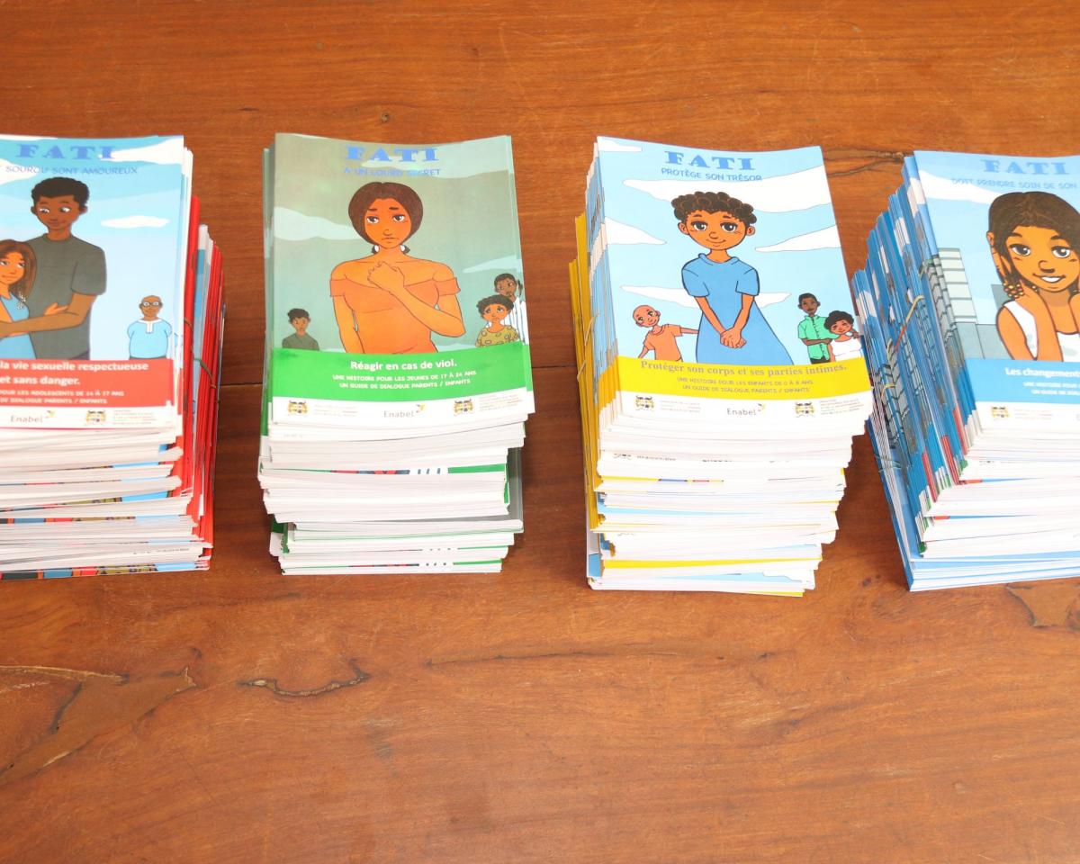 Au Bénin, les Bandes Dessinées de « Fati » éditées par Enabel déclenchent les dialogues entre parents et enfants sur la sexualité 