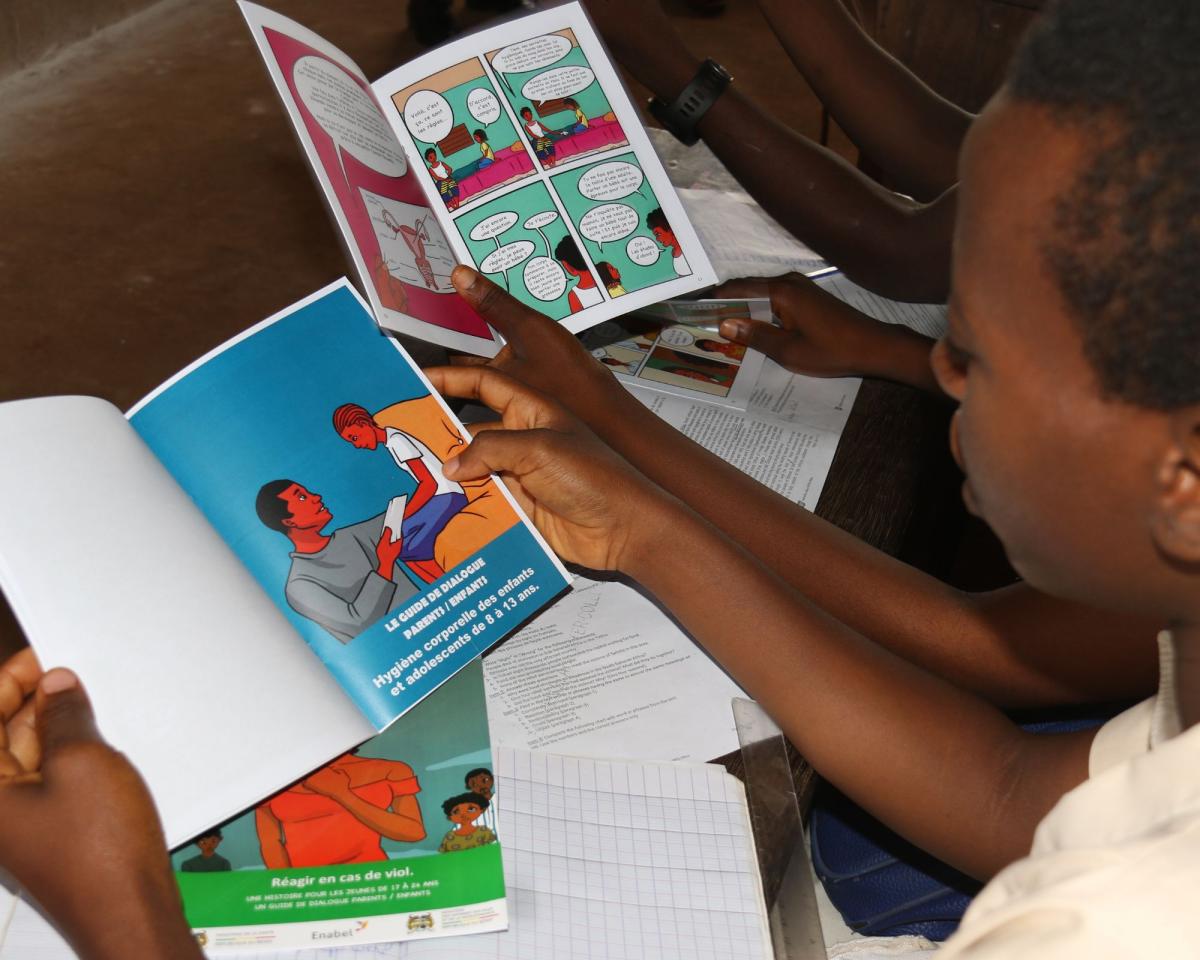 Au Bénin, les Bandes Dessinées de « Fati » éditées par Enabel déclenchent les dialogues entre parents et enfants sur la sexualité 