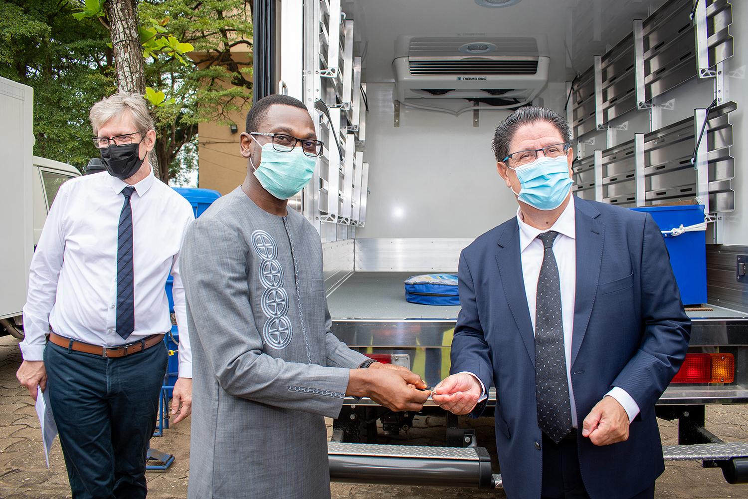 Soutien au plan de riposte à la COVID-19 au Bénin : la France remet 4 véhicules utilitaires réfrigérés au Ministère de la Sante