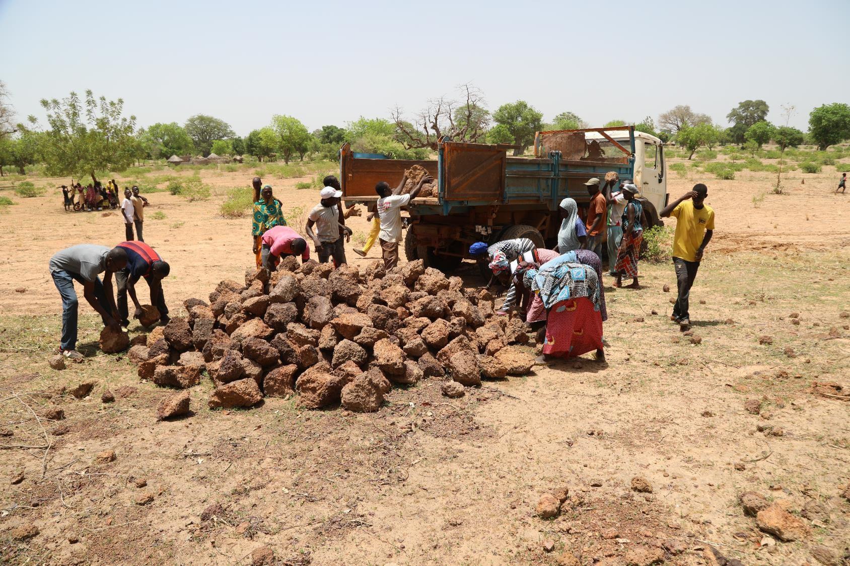 Récupération des terres dégradées au Burkina Faso par Enabel : une visite terrain pour voir les aménagements en cours de réalisation 