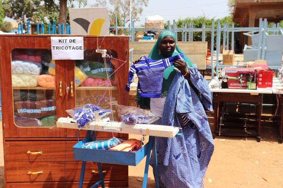 Enabel au Burkina Faso fournit des kits d’installation à des femmes et jeunes formés aux métiers pour favoriser leur insertion socio-économique 