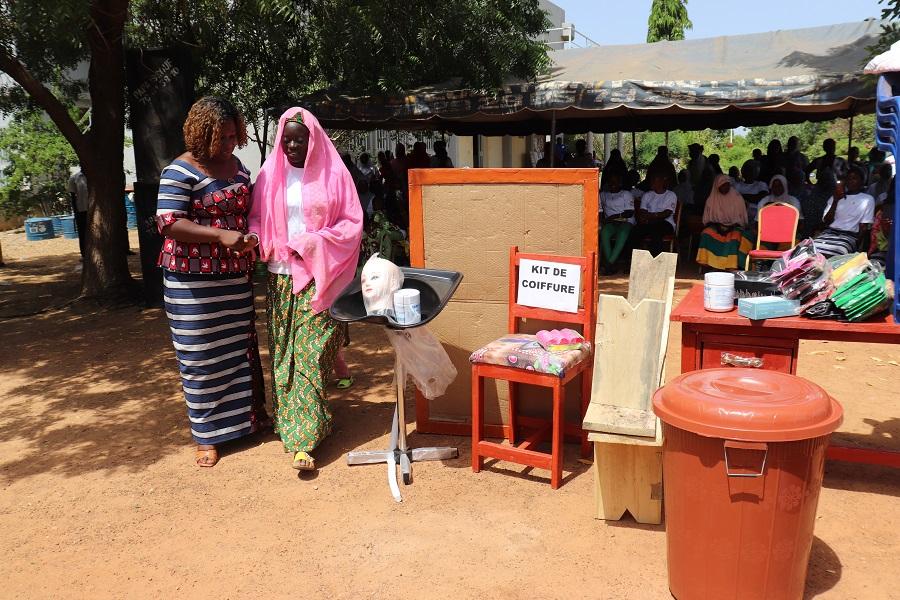 Enabel au Burkina Faso fournit des kits d’installation à des femmes et jeunes formés aux métiers pour favoriser leur insertion socio-économique 