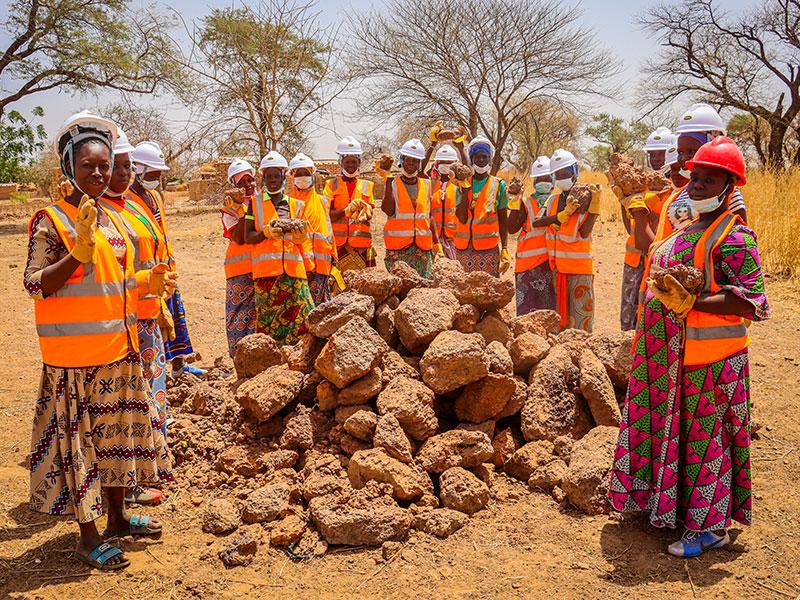 Développement local et inclusion : le projet OKD valorise femmes et PDI à travers les travaux HIMO