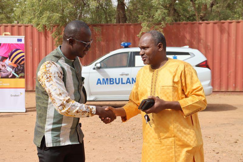 Enabel renforce l'accès aux soins d'urgence à Boromo avec une nouvelle ambulance