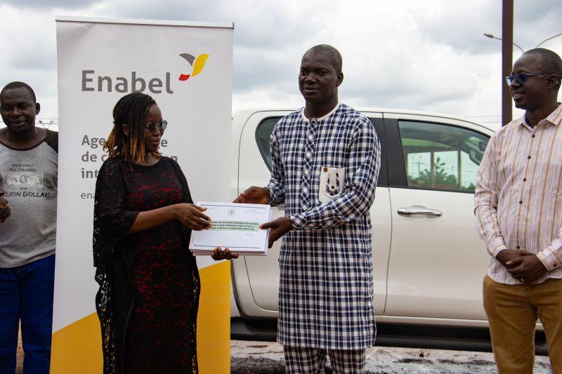 Burkina Faso : Enabel offre un véhicule et des outils de collecte de données au district sanitaire de Dédougou