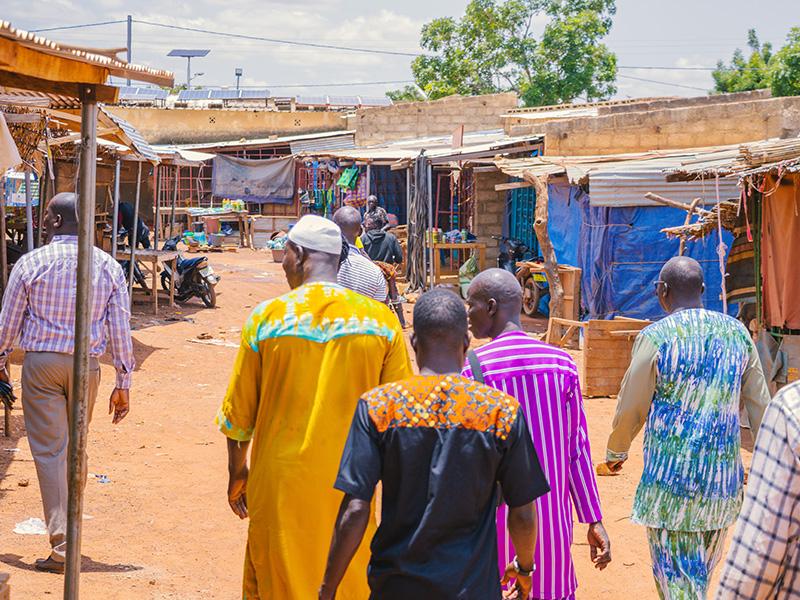 Dans les marchés et gares des COGES pour faire vivre durablement les ouvrages d’eau, d’hygiène et d’assainissement