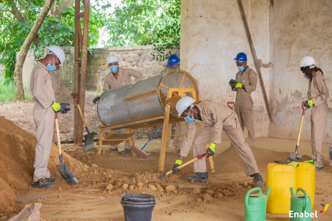 Des jeunes formés à la maçonnerie durable grâce aux blocs de terre stabilisée (BTS)
