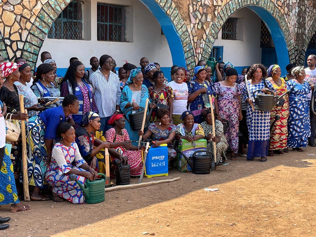 Renforcement de l'autonomie des femmes rurales : 300 agricultrices reçoivent des équipements agricoles