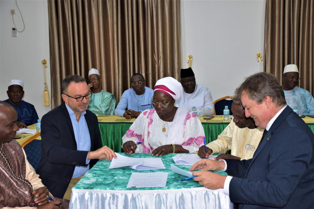Signature d'accords de partenariats entre Sanita Villes Propres et les différentes communes de Conakry .
