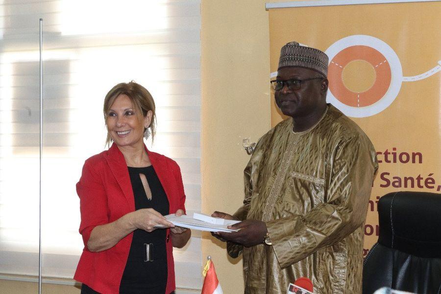 Au Niger, le Ministre de la santé Publique reçoit officiellement les conclusions de la conférence internationale sur la Protection Sociale en Santé. 