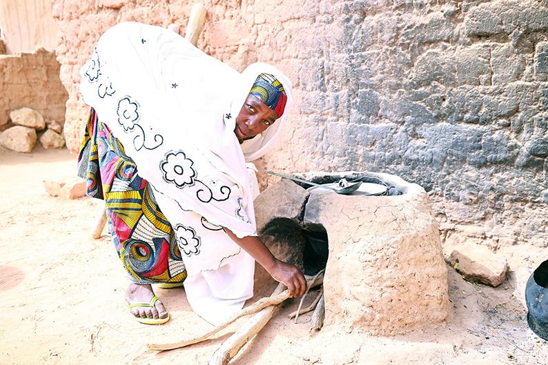 Des foyers améliorés pour renforcer la résilience climatique au Niger
